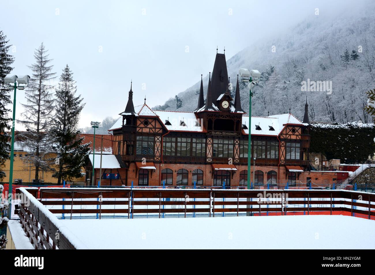 Tennisclub. Typische urbane Landschaft der Stadt Brasov, Siebenbürgen, einer Stadt in Rumänien, in der Mitte des Landes. 300.000 inh Stockfoto