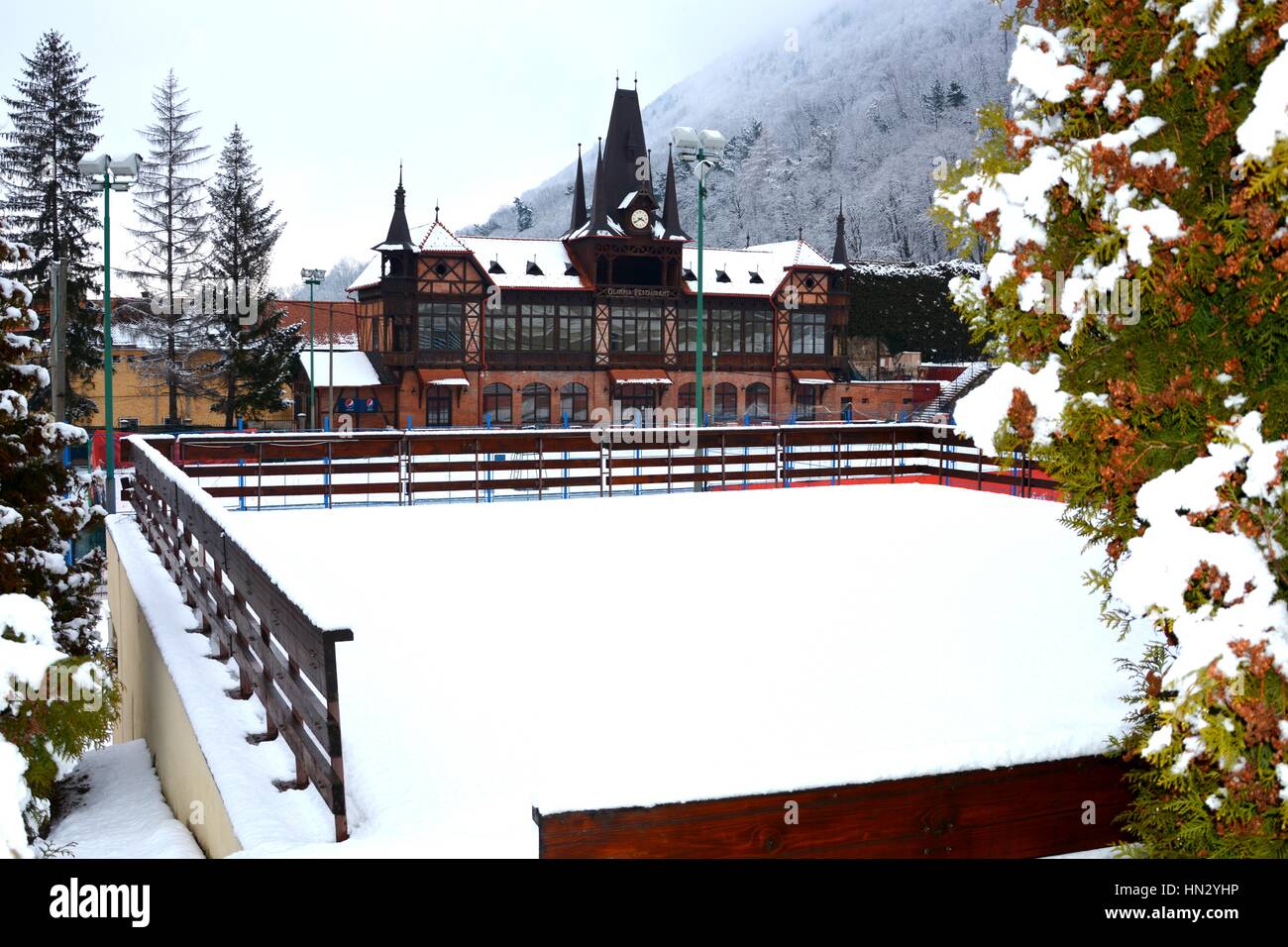 Tennisclub. Typische urbane Landschaft der Stadt Brasov, Siebenbürgen, einer Stadt in Rumänien, in der Mitte des Landes. 300.000 inh Stockfoto