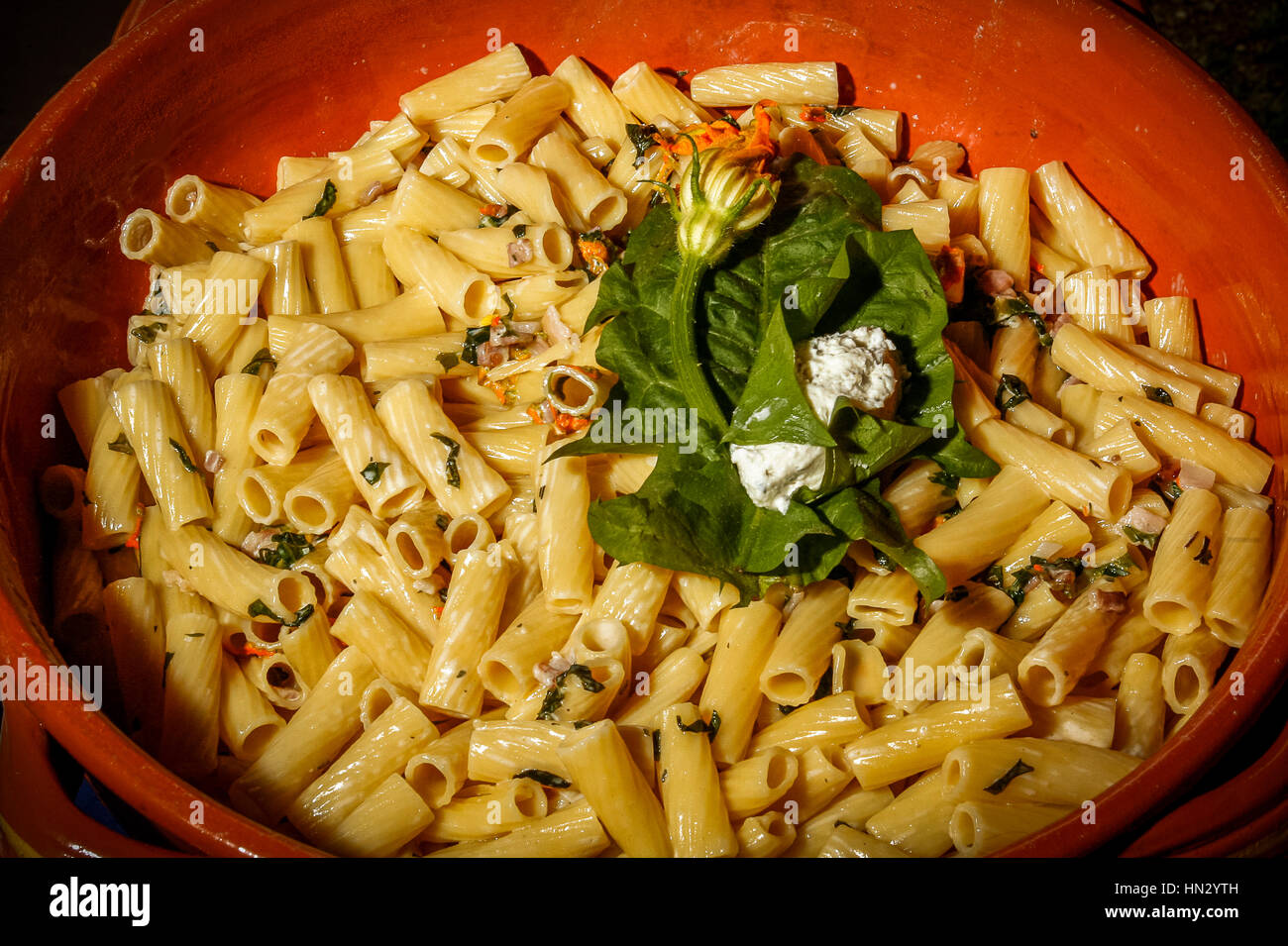 Italien Emilia Romagna Casola Valsenio (RA): Kräuter Garten Event Erbe in Fiore Pasta Rigatoni mit Zucchiniblüten, Löwenzahn und Käse mit Kräutern, den sogenannten Garten Stockfoto