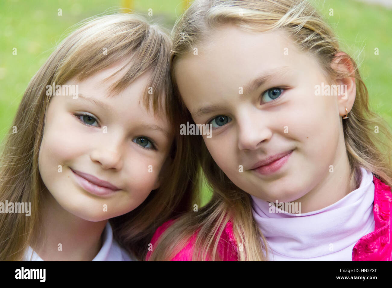 Foto von zwei süßen Mädels mit langen Haaren Stockfoto