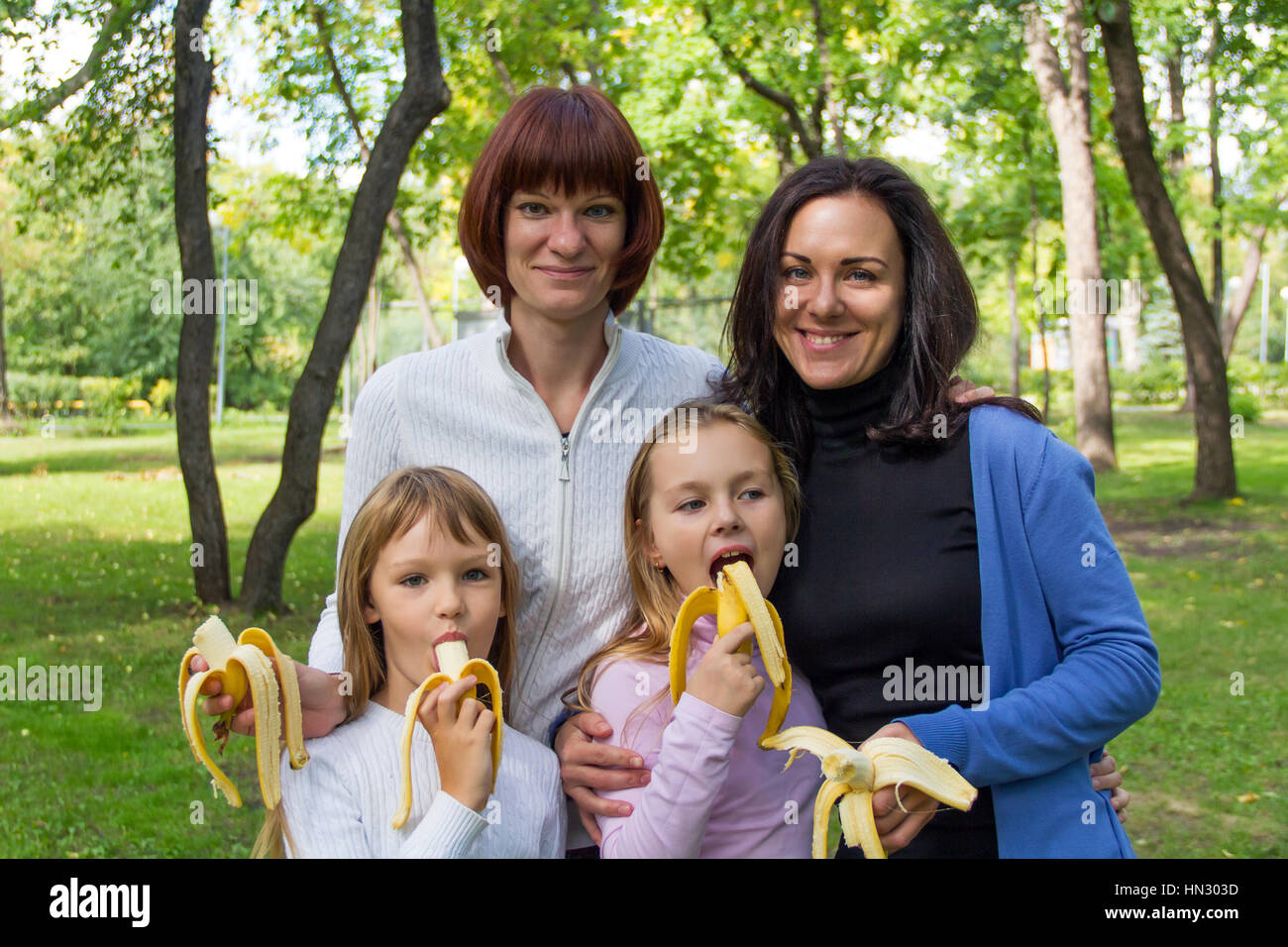 Foto der Gruppe Menschen sind Bananen essen, im Sommer Stockfoto