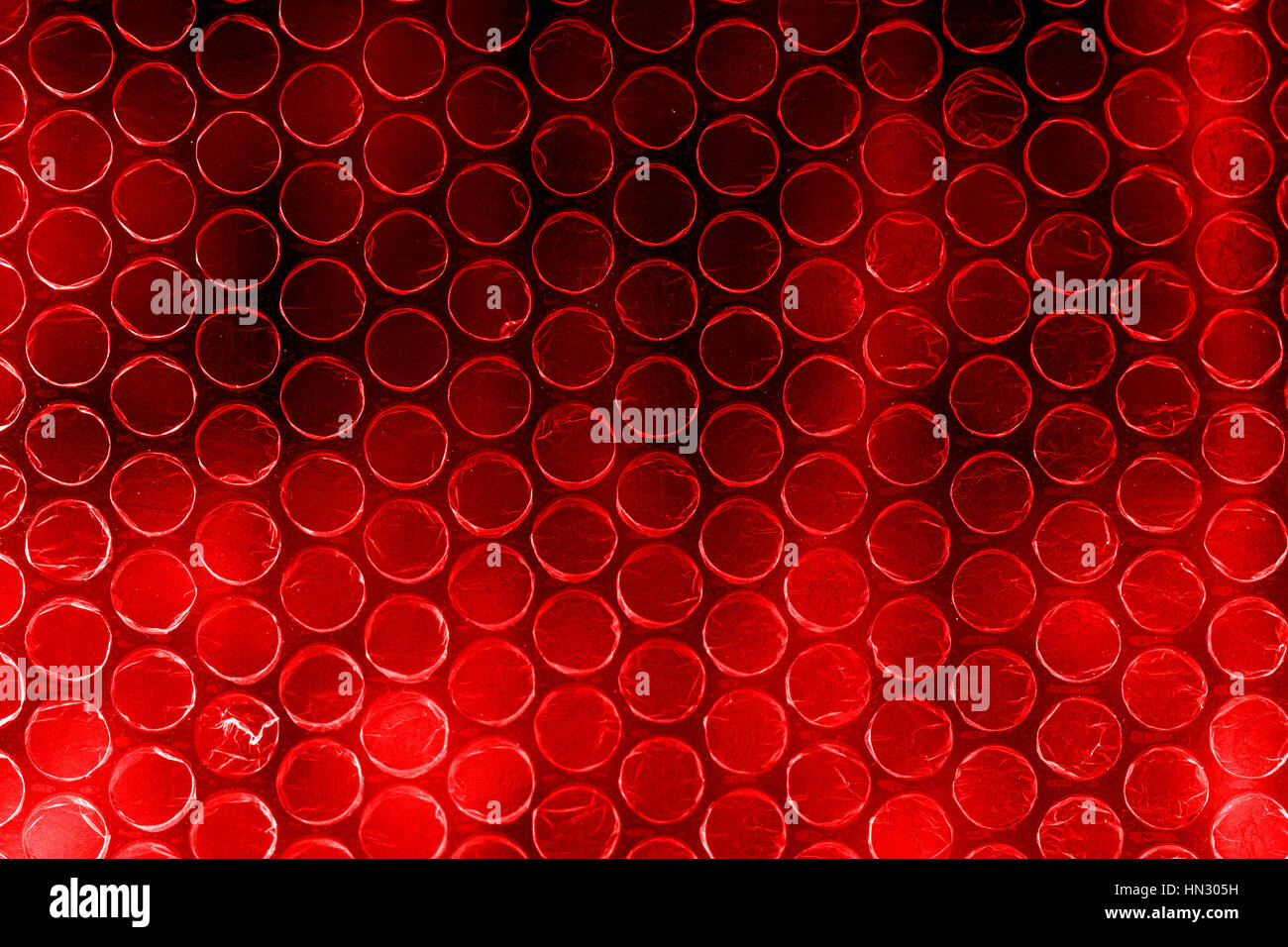 Plastikpolymer Bubble wrap kontrastreiche lebendige scarlet rot Stockfoto