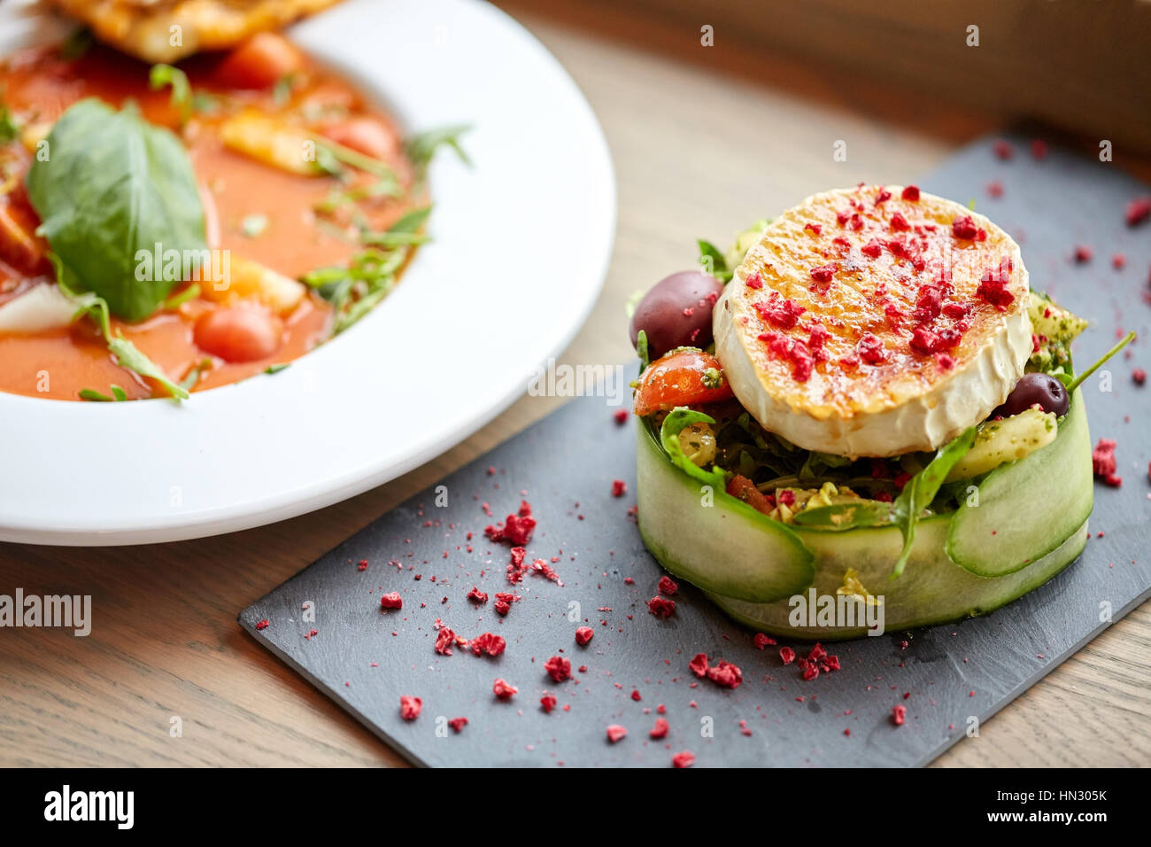 Ziege Käse Salat und Gazpacho Suppe im restaurant Stockfoto