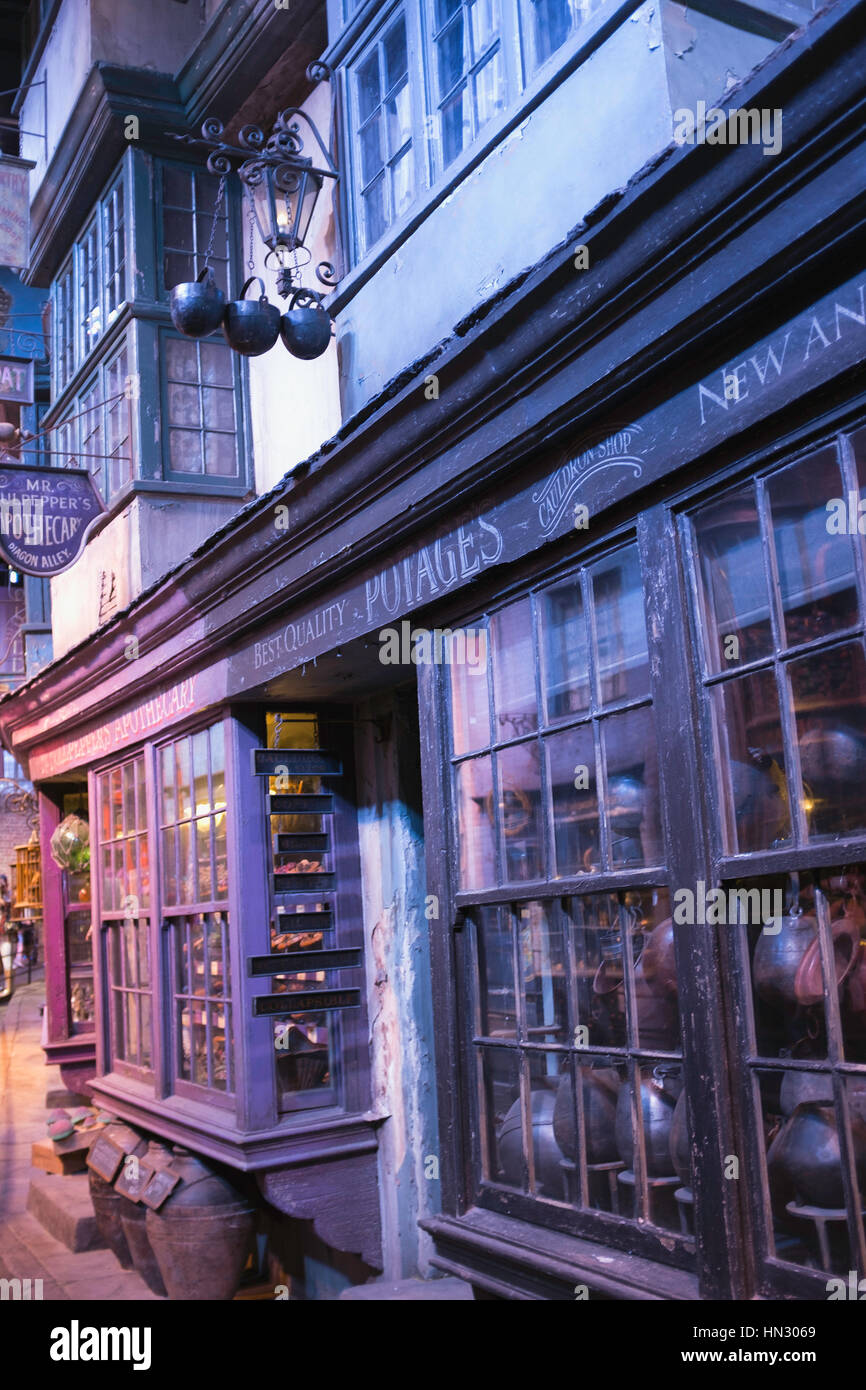 Winkelgasse Geschäfte auf der Harry Potter Warner Brothers Studiotour Stockfoto