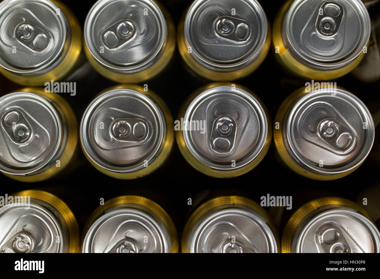 Nahaufnahme von Dosen mit Getränken Stockfoto