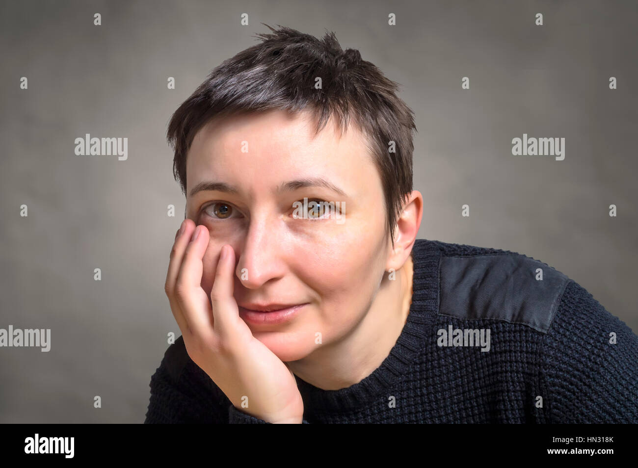 Porträt der lächelnde junge Frau. Tag träumen. Stockfoto