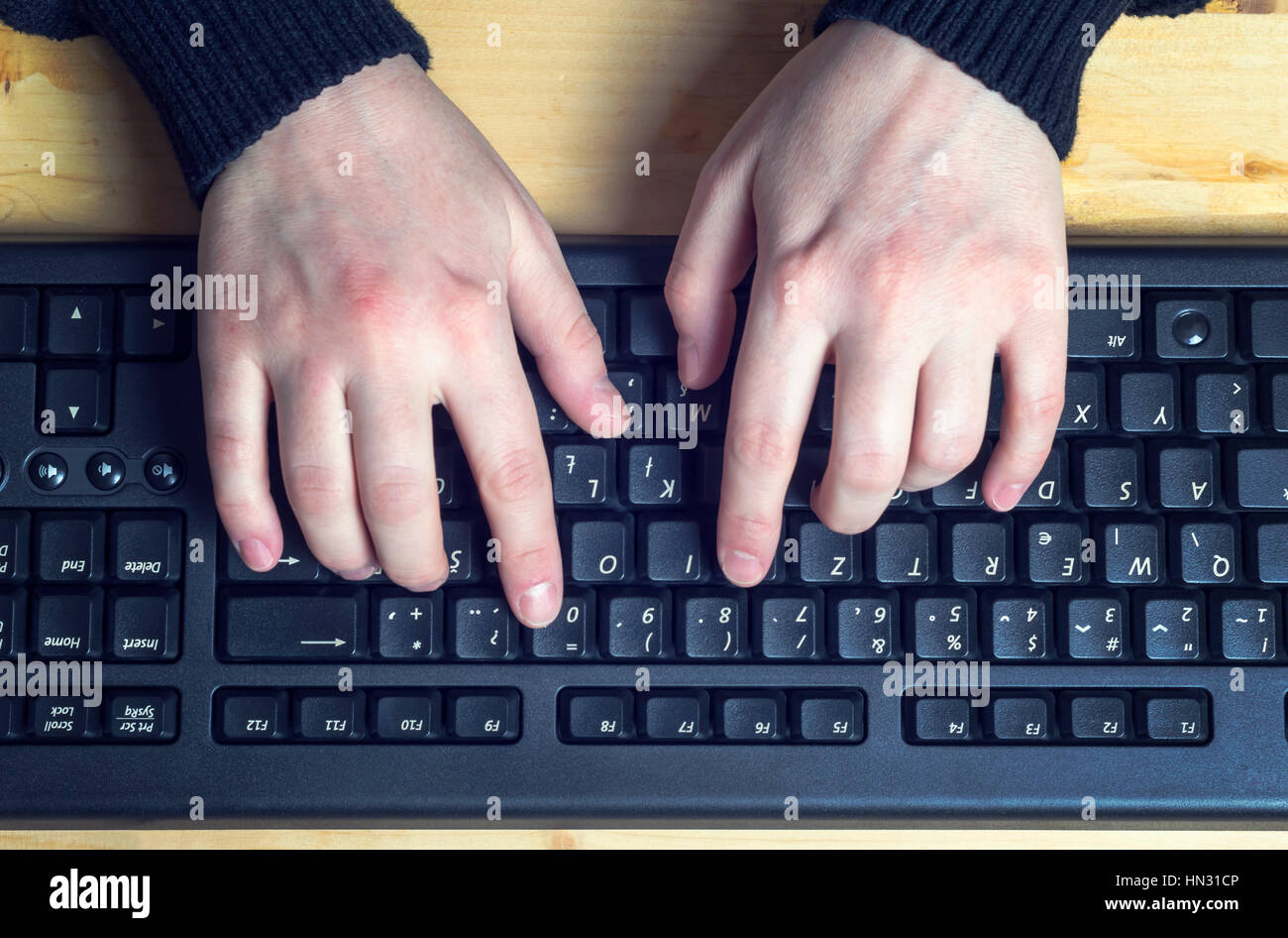 Nahaufnahme von weiblichen Händen auf Tastatur, Top Sicht schreiben. Stockfoto