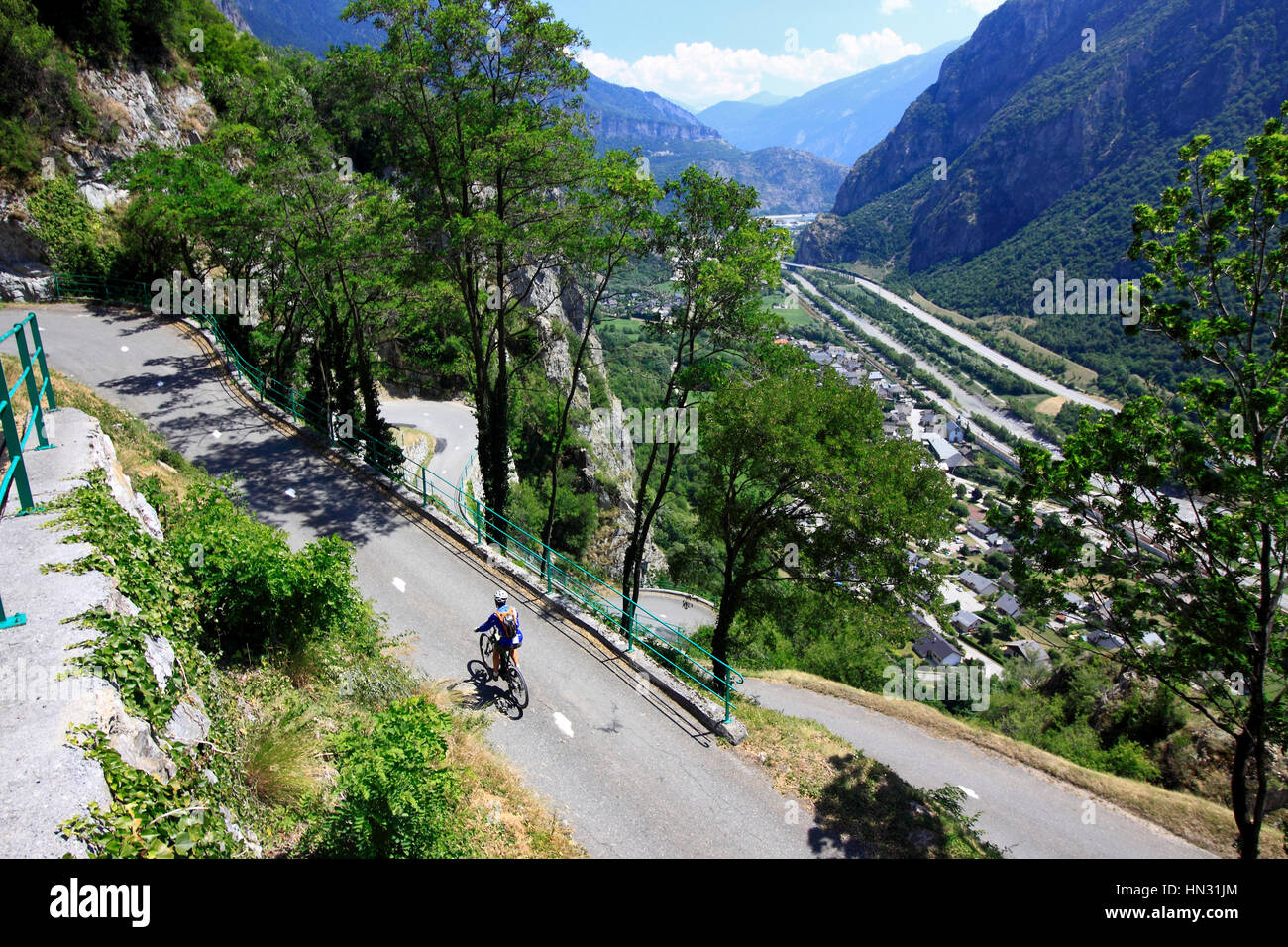 Radfahrer Klettern kehre eine Bergstraße, Lacets du Montenvers über dem Tal Maurienne Region Savoie, Französische Alpen, Frankreich Stockfoto