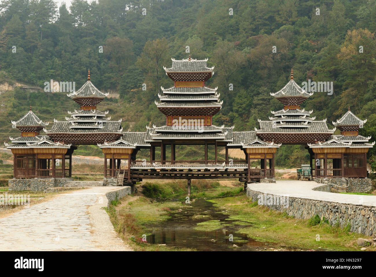 Zhaoxing - ist wunderschön Dong-Dorf mit traditionellen Holzbauten, mehrere Wind-Regen-Brücken und bemerkenswerte Drum Towers, China verpackt. Guizho Stockfoto