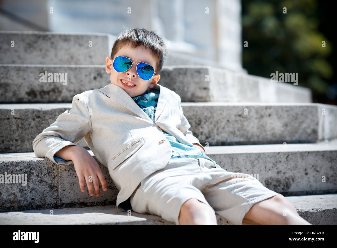 Kleiner Junge in einen schönen Anzug und Gläser. Zurück zur Schule. Kinder-Porträt.  Stilvolle Kind im Anzug Stockfotografie - Alamy