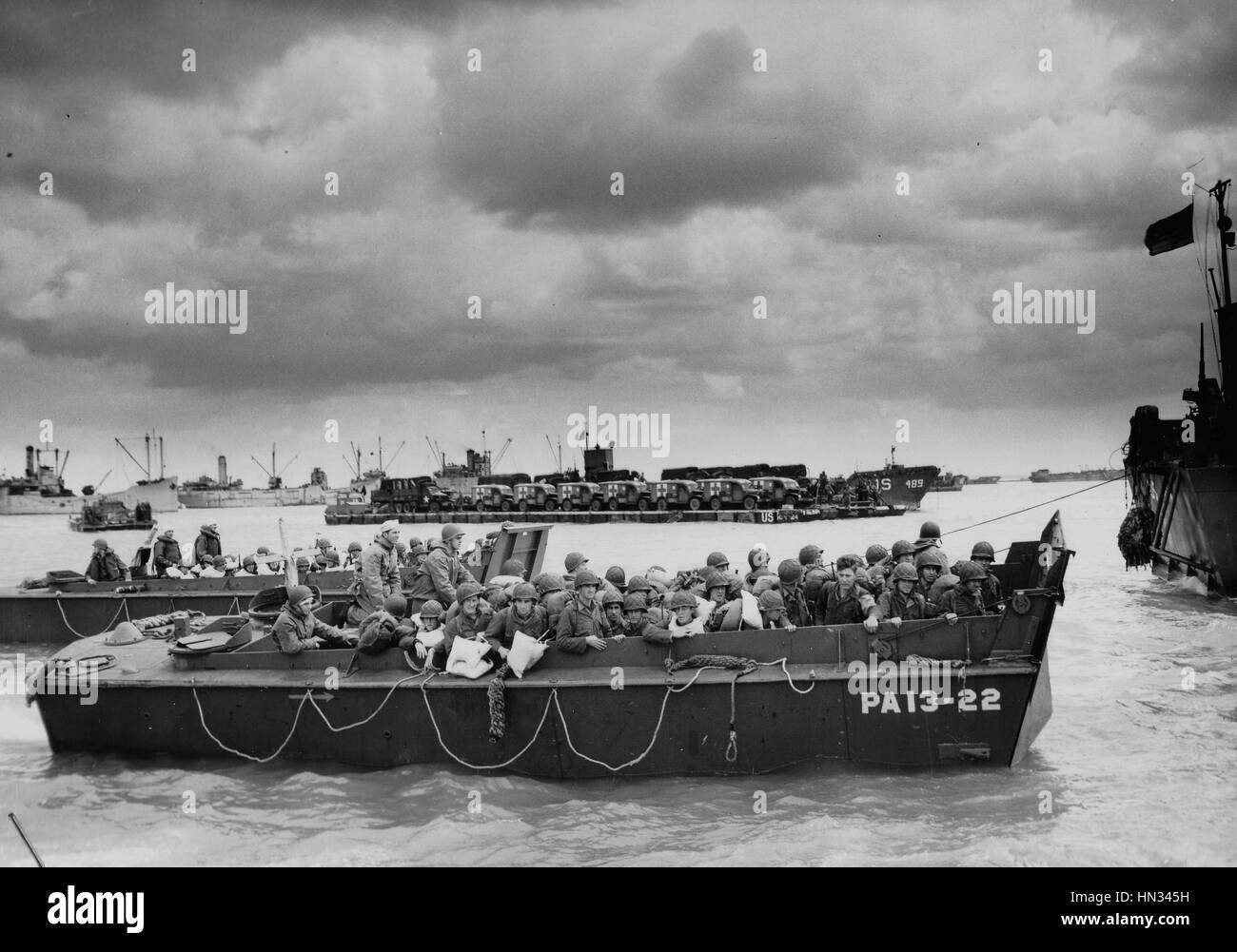 Normandie, Frankreich, 6. Juni 1944. D-Day, die alliierten Soldaten Aussteigen aus Transportschiffe, Zweiter Weltkrieg Stockfoto