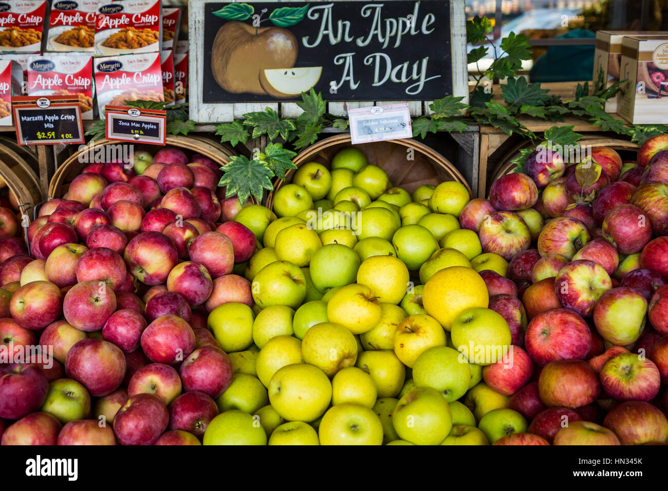 Die Troyer Country Market Store Apple-Display in Berlin, Ohio, USA. Stockfoto
