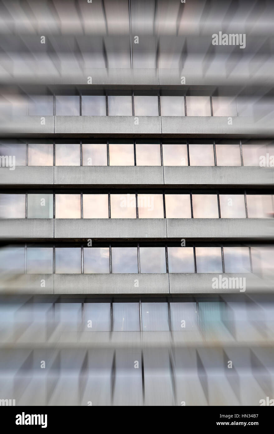 Konzeptbild eines grauen Beton Büro Häuserblocks Gebäude Fenster mit Zoom blur-Effekt angewendet Stockfoto