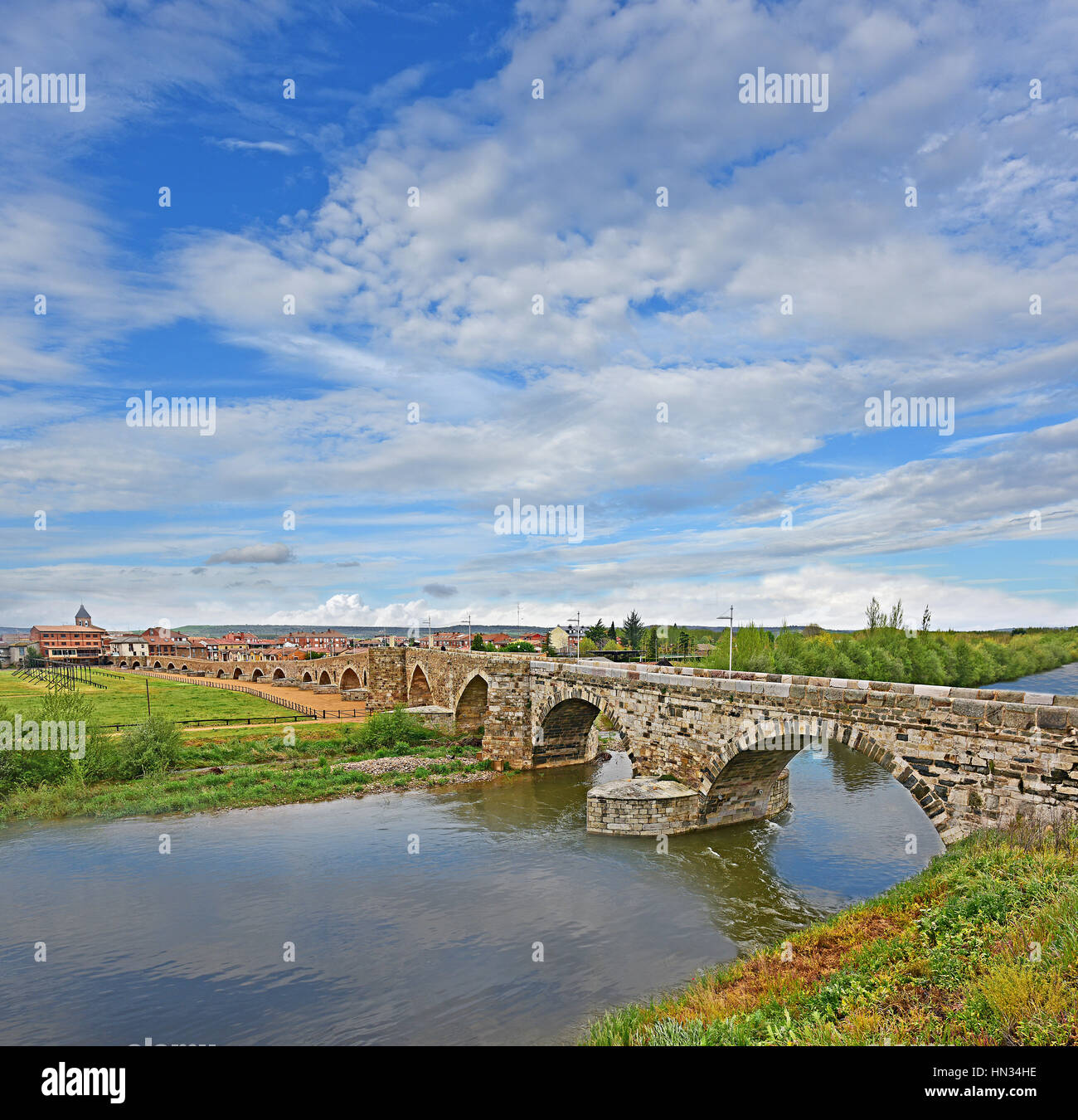 La Puente del Passo Honroso am Hospital de Órbigo - The Bridge of Honorable Schritt auf dem Camino de Santiago de Compestello in der spanischen Provinz Stockfoto