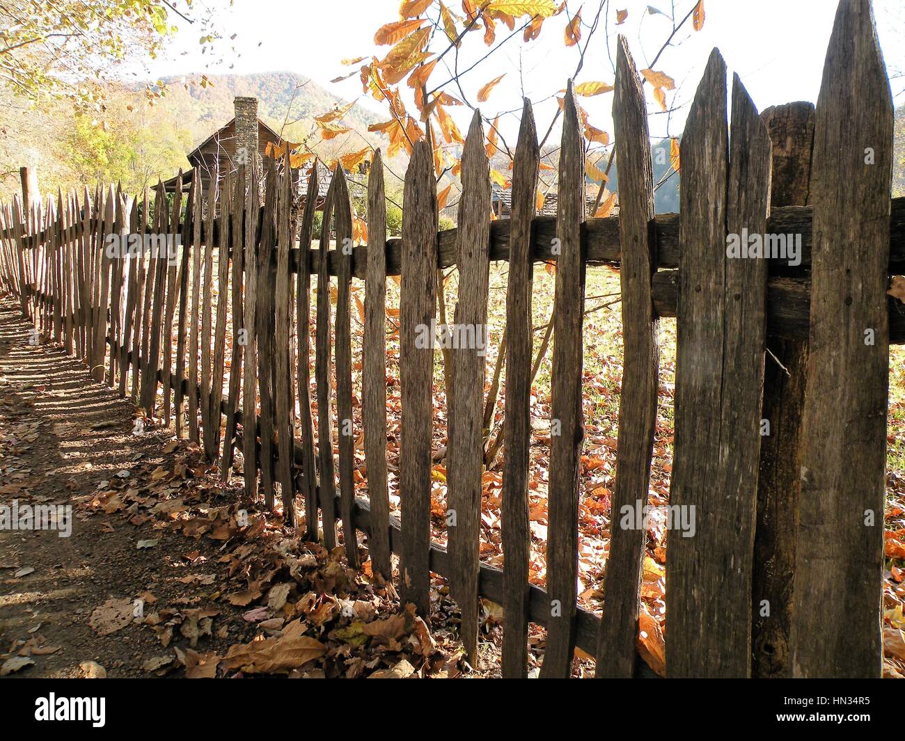 Rustikaler Zaun führt zu einer Blockhütte in das Land Stockfotografie -  Alamy