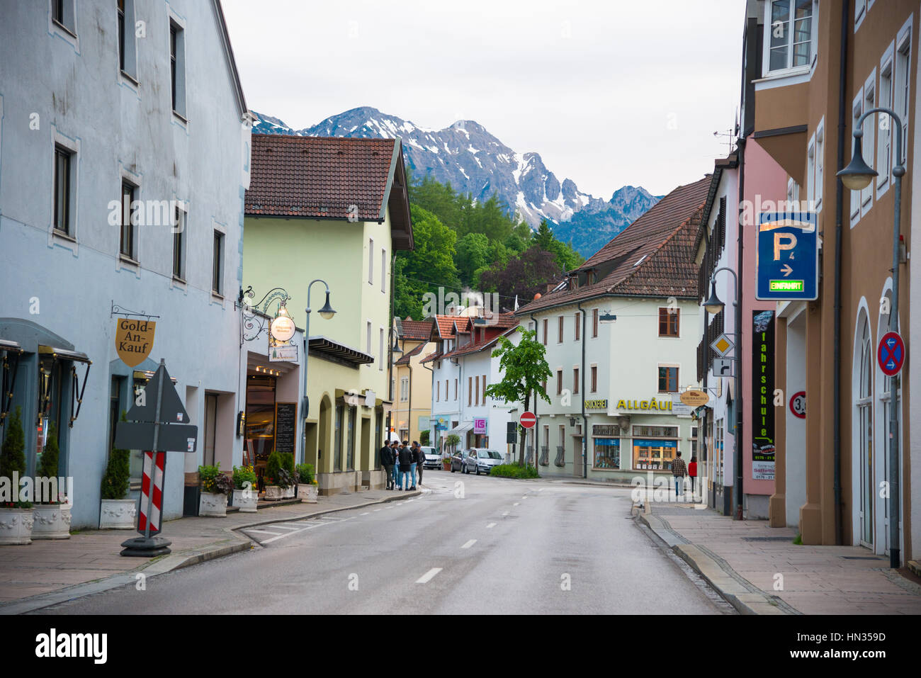 Füssen, Deutschland - 4. Juni 2016: Blick auf schöne historische Straße in Füssen mit typisch bayerischen Architektur Gebäude. Stockfoto