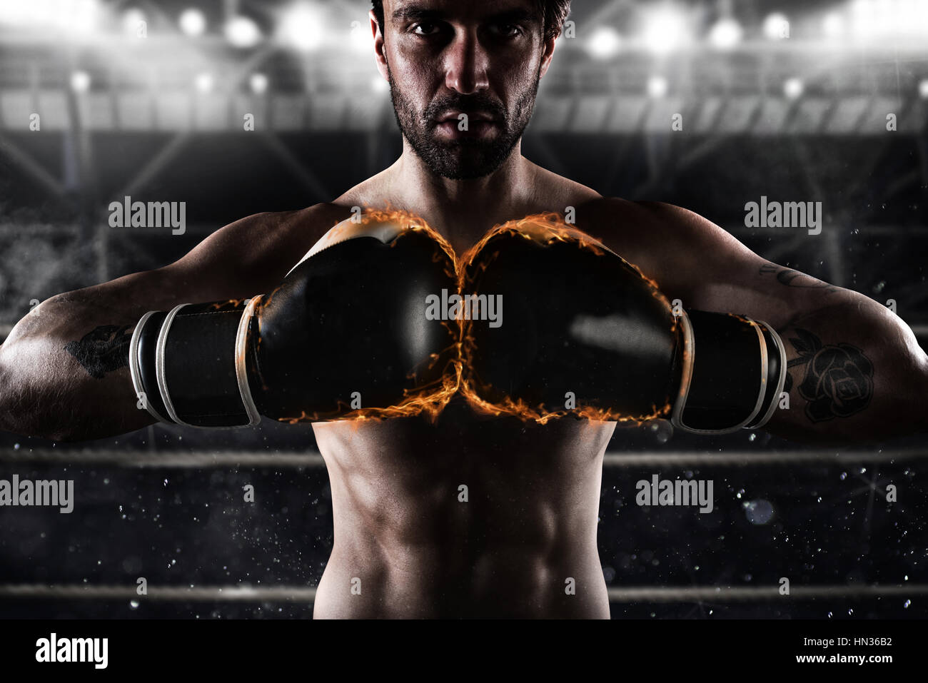 Zuversichtlich Boxer mit feurigen Boxhandschuhe Stockfoto