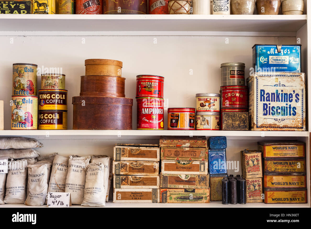 Vintage Ware in Regalen in Barbours Gemischtwarenladen, das fungiert als Speicher Museum in Saint John, New Brunswick, Kanada Stockfoto