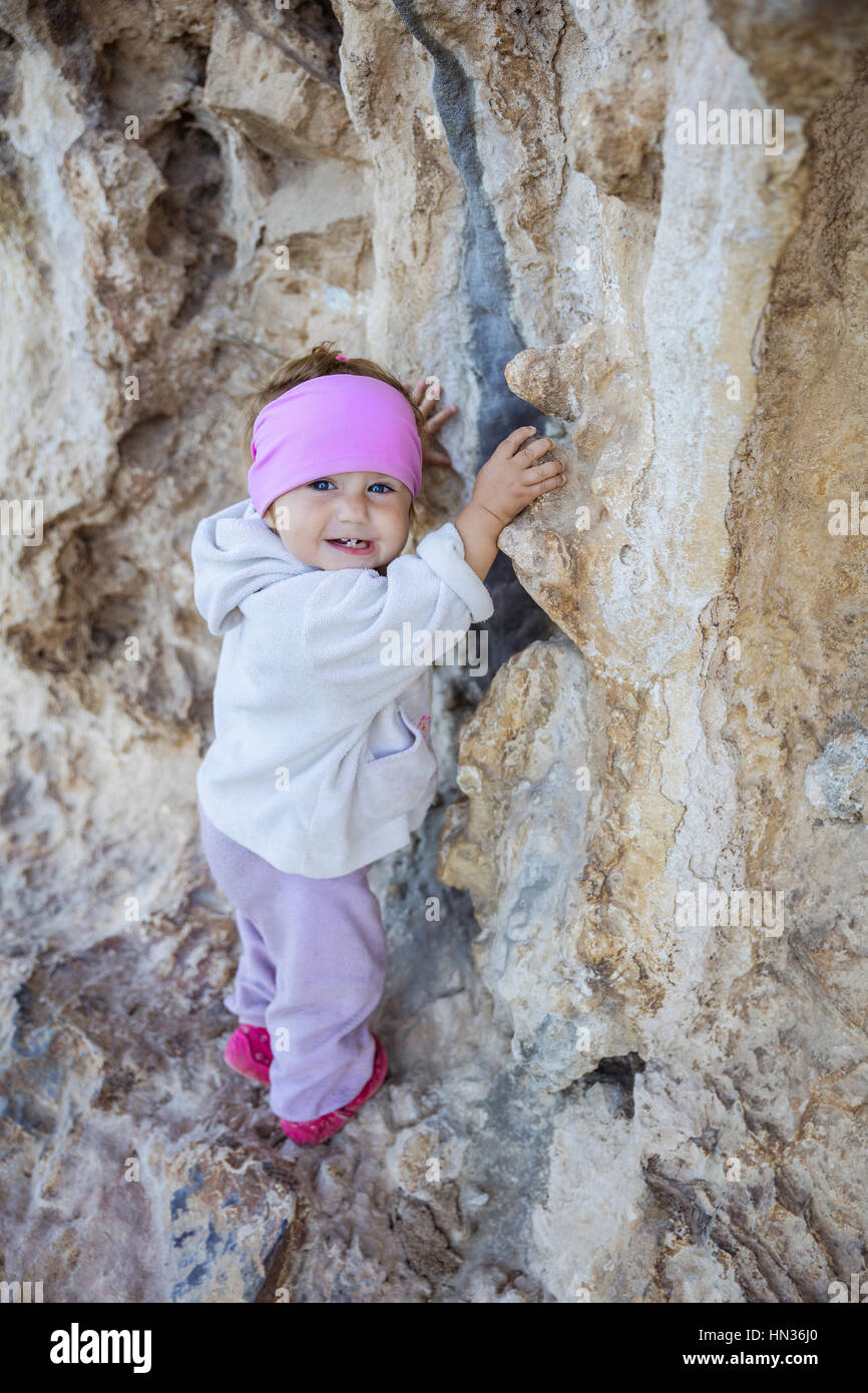 Kleine Mädchen spielen auf Felsen in der Nähe von Klettern Sektor Stockfoto