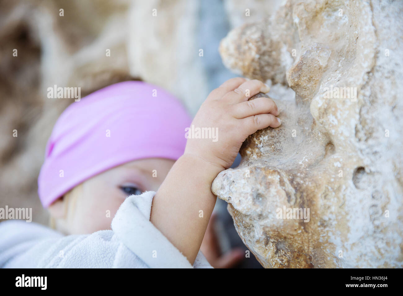 Nahaufnahme von kleinen Mädchen greifen Klippe in Klettern. geringe Tiefenschärfe, Hand im Fokus. Stockfoto