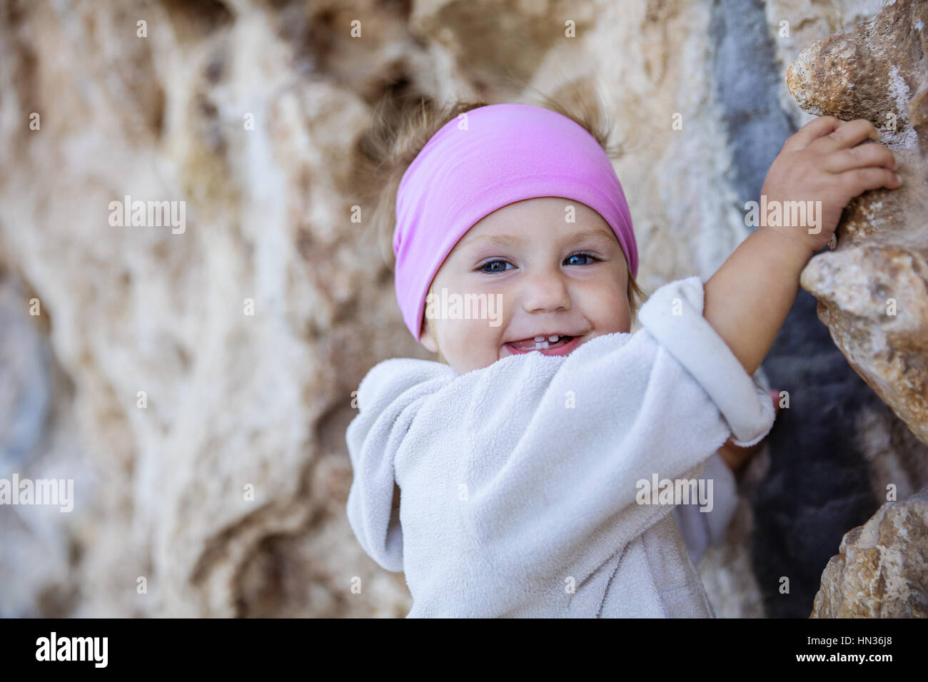 Nahaufnahme von kleinen Mädchen greifen Cliff Stockfoto
