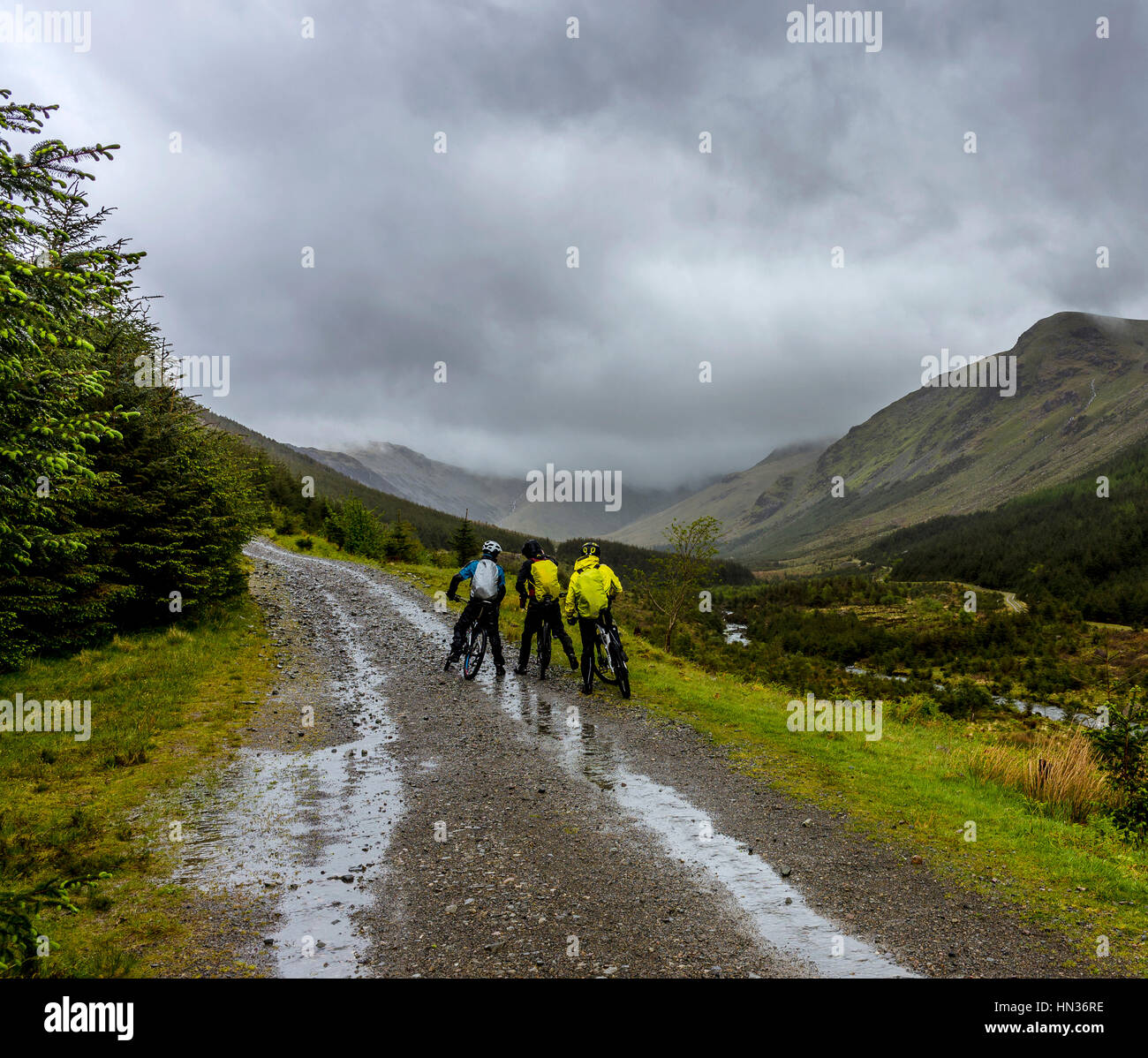 Mountainbiker auf einer Strecke in Ennerdale Tal an einem regnerischen Tag. Stockfoto