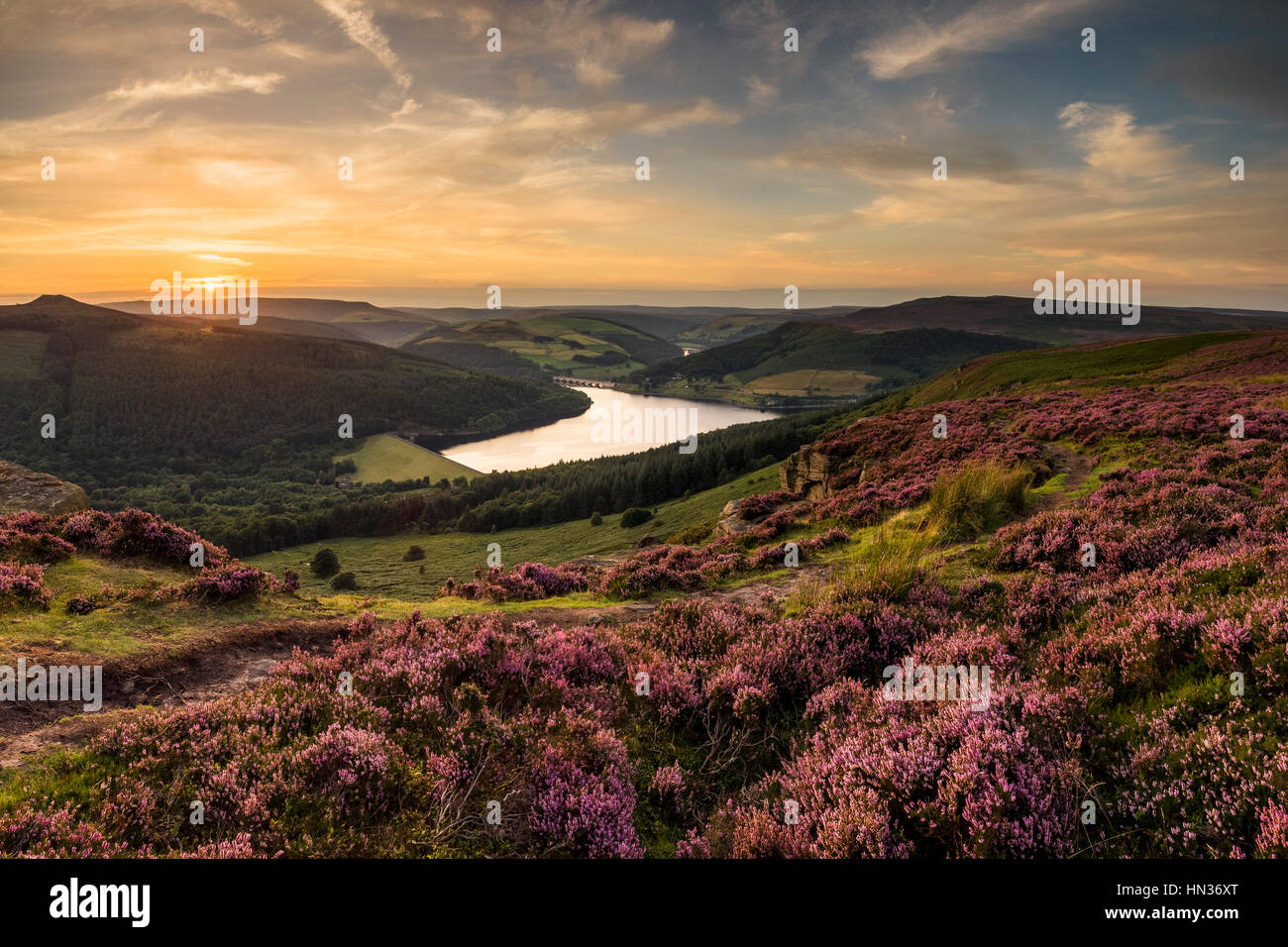 Sommer Sonnenuntergang über Bamford Edge und Ladybower Vorratsbehälter. Stockfoto
