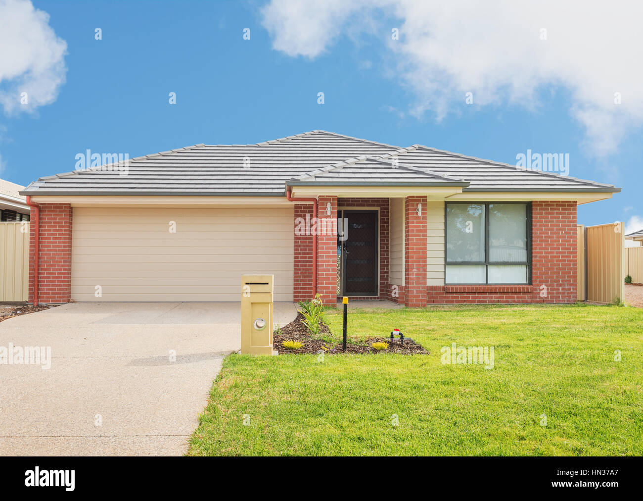 Typische Fassade ein modernes Vorstadthaus Stockfoto