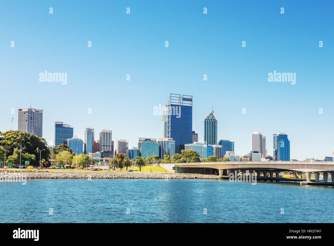 Skyline von Perth mit zentralen Geschäftsviertel der Stadt die mittags Stockfoto