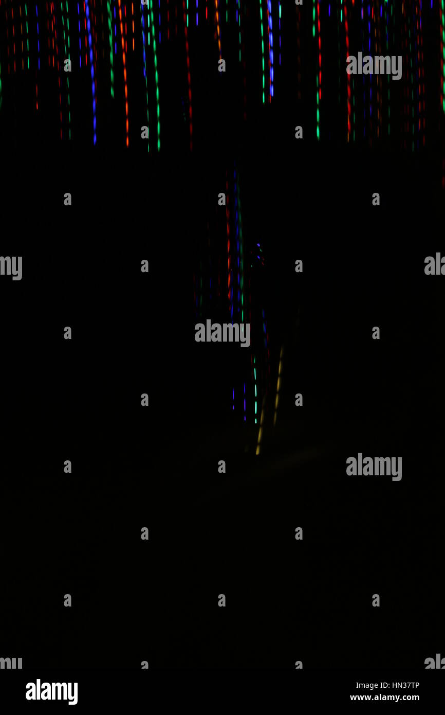 Abstrakte fallende Licht auf schwarzem Hintergrund Stockfoto