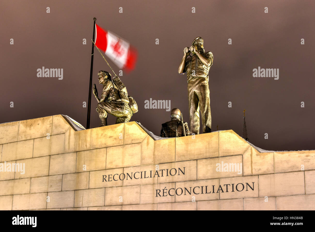 Versöhnung: Die Friedenssicherung-Denkmal in Ottawa, Kanada in der Nacht. Stockfoto