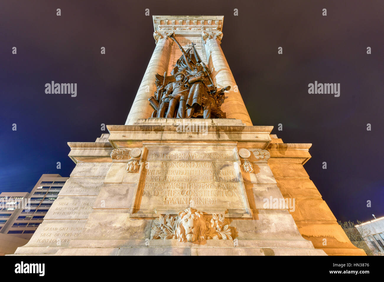 Soldiers' and Sailors' Monument am Clinton Square in der Innenstadt von Syracuse, New York State, in der Nacht. Stockfoto