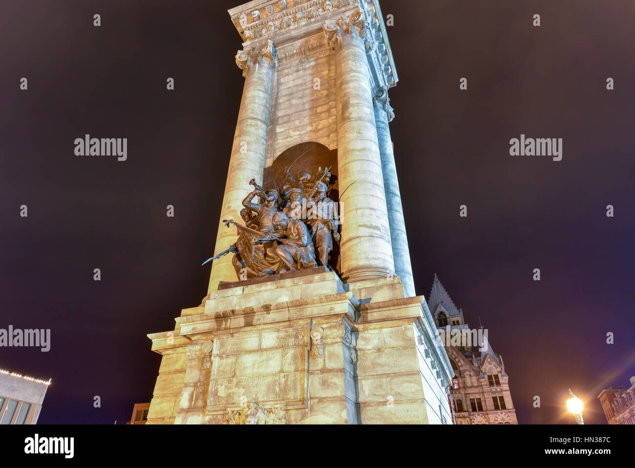 Soldiers' and Sailors' Monument am Clinton Square in der Innenstadt von Syracuse, New York State, in der Nacht. Stockfoto