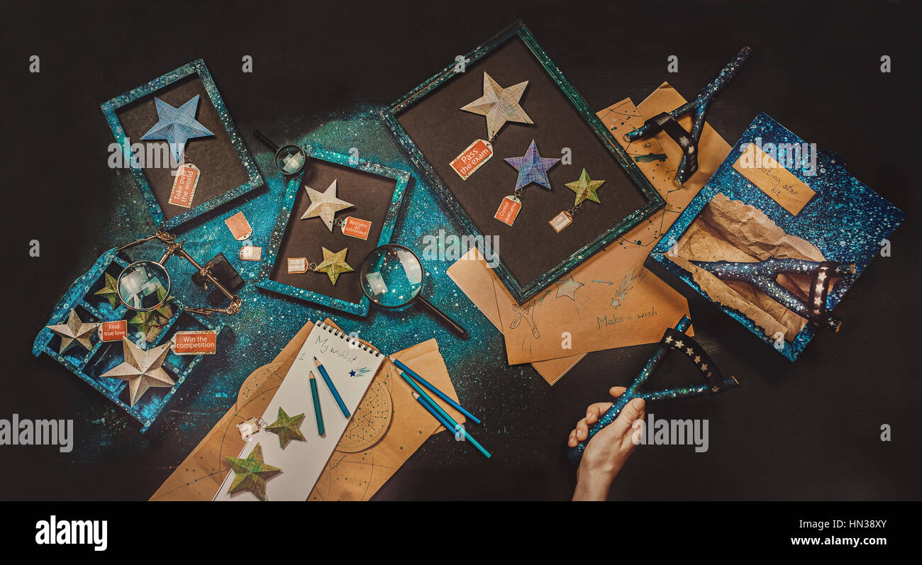 Eine große Sammlung von Sternschnuppen abgerissen durch eine Schleuder Stockfoto
