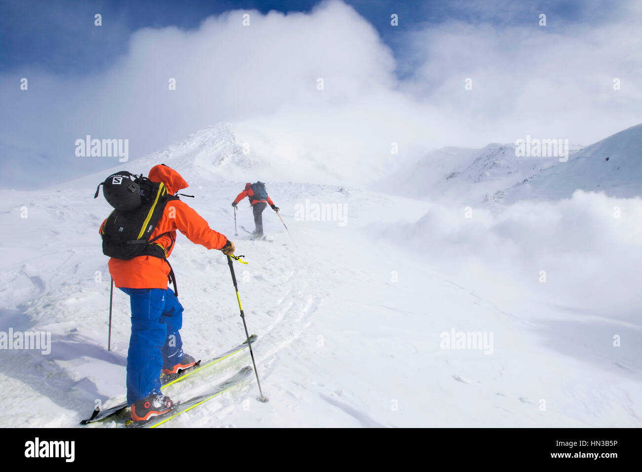 Zwei Backcountry Skifahrer sind auf den höchsten Berg von Hokkaido aufsteigend Stockfoto