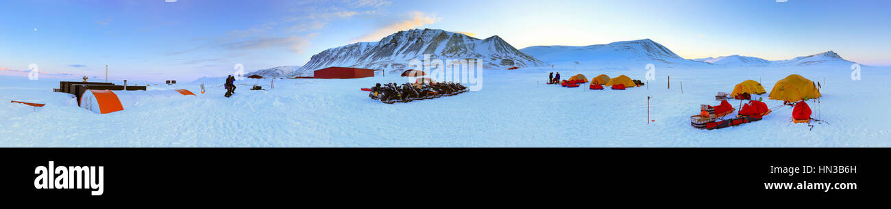 Ein Berg Führung und Logistik-Unternehmen betreibt eine kleine Operationsbasis auf verschneite Landschaft Stockfoto