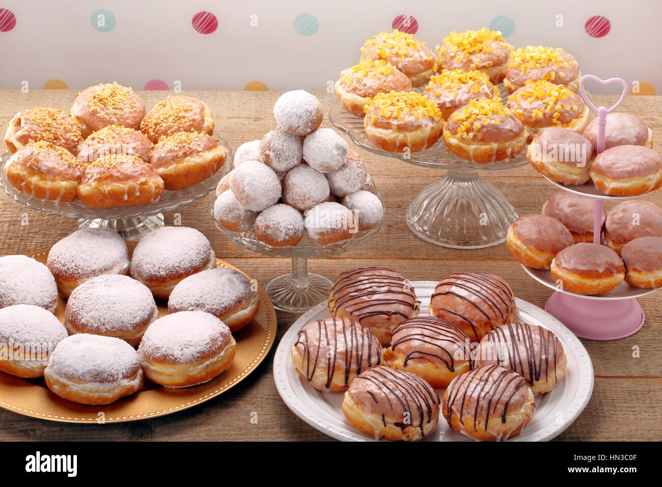 Verschiedene Arten von Krapfen Kuchen auf Holztisch Stockfotografie - Alamy