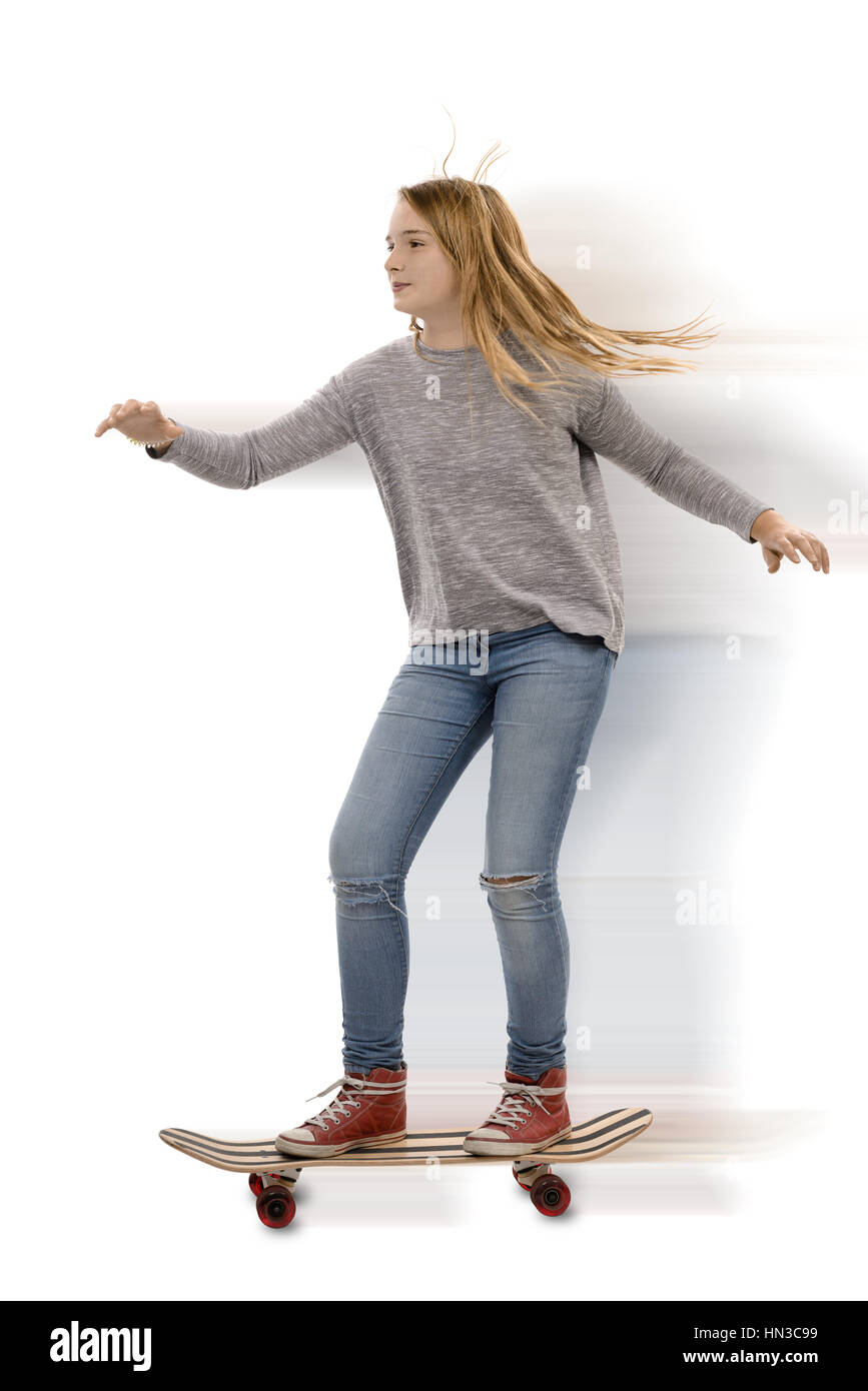 Mädchen Spaß Reiten eine skateboard Stockfoto