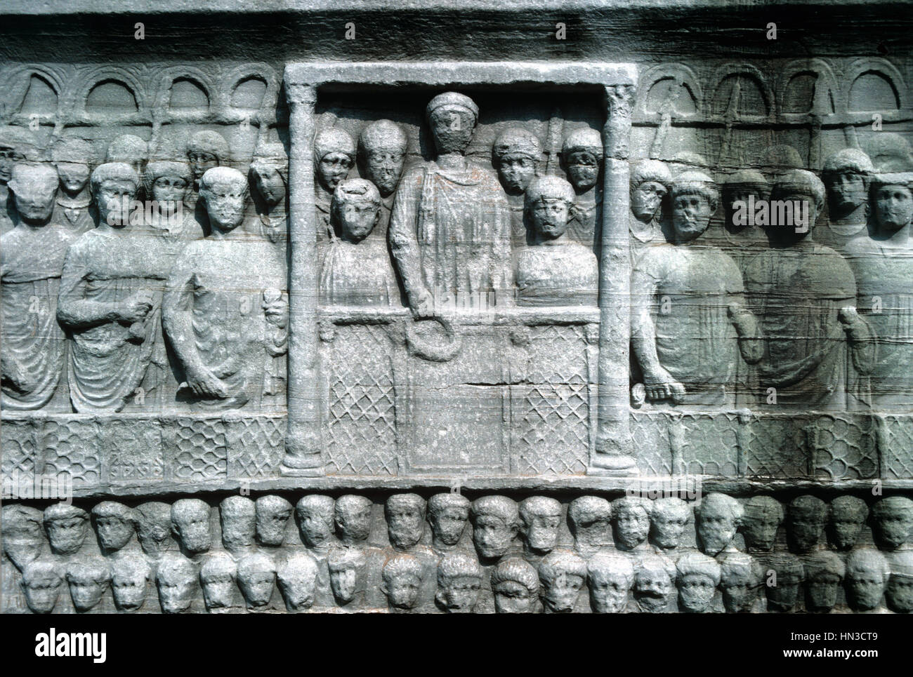 Relief Schnitzen von byzantinischen Kaiser Theodosius I oder Theodosius der große, krönen Sieger an der Basis des ägyptischen Obelisken in den Hippodrom, Stadtteil Sultanahmet, Istanbul, Türkei Stockfoto