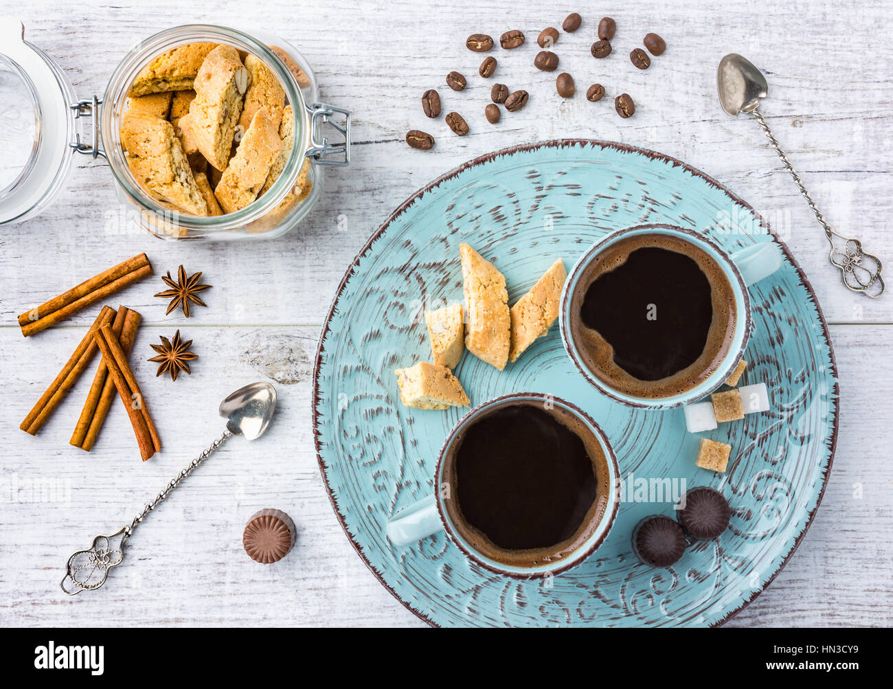 Schmackhafte und gesunde Mandelgebäck, reich an Vitaminen, Mineralien in einem Glas, Tassen Kaffee, Mandeln, Schokolade, Zimt, Anis und Zucker auf wh-Sterne Stockfoto