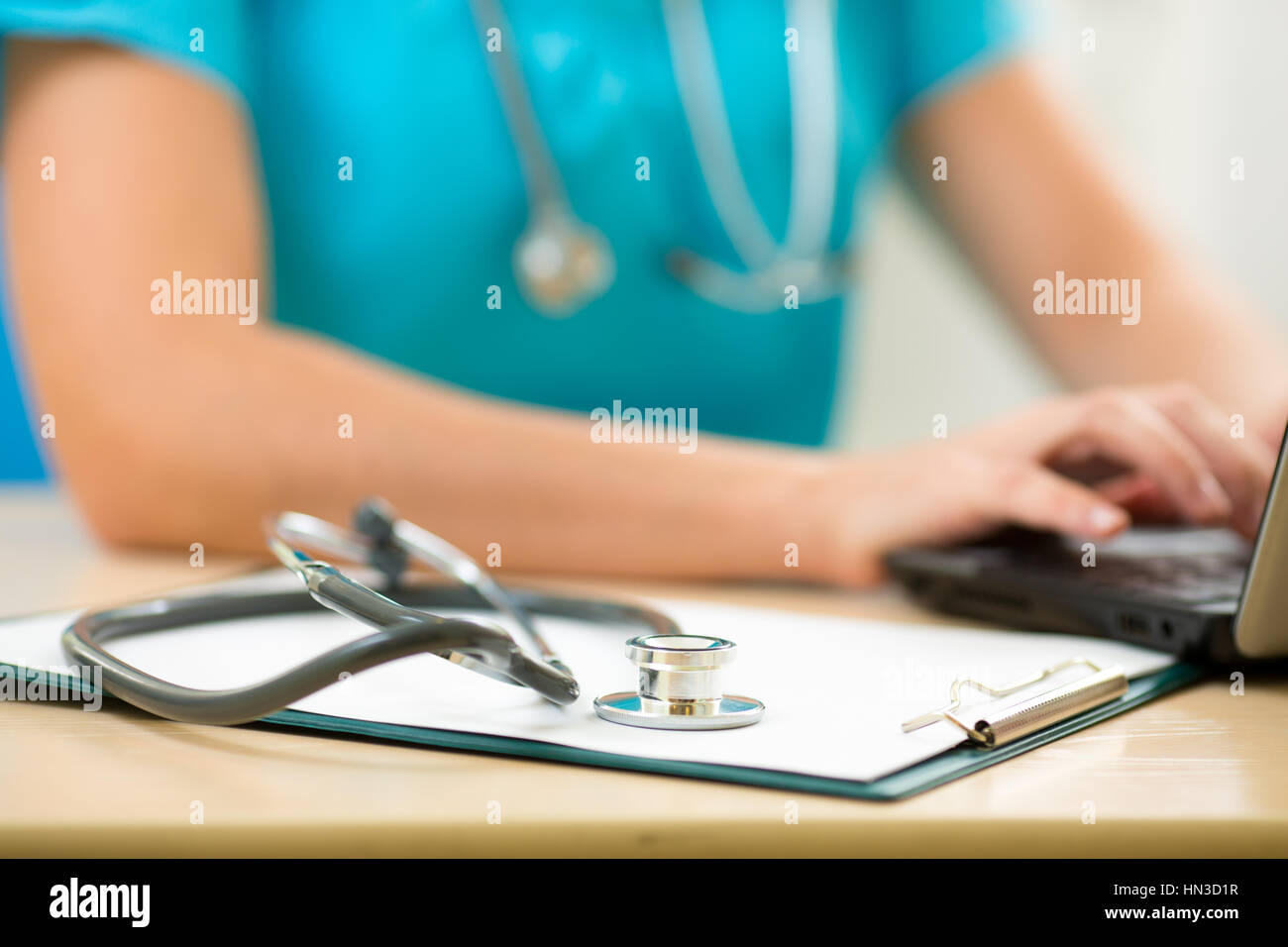 Nahaufnahme von Stethoskop und Papier auf Hintergrund der Arzt Hände mit pc Stockfoto