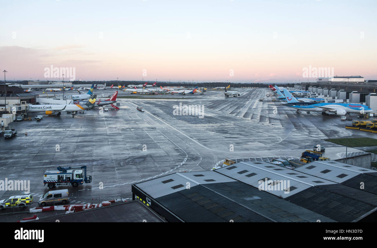 Flugzeuge am Stand draußen Terminal am Flughafen Manchester. UK Stockfoto