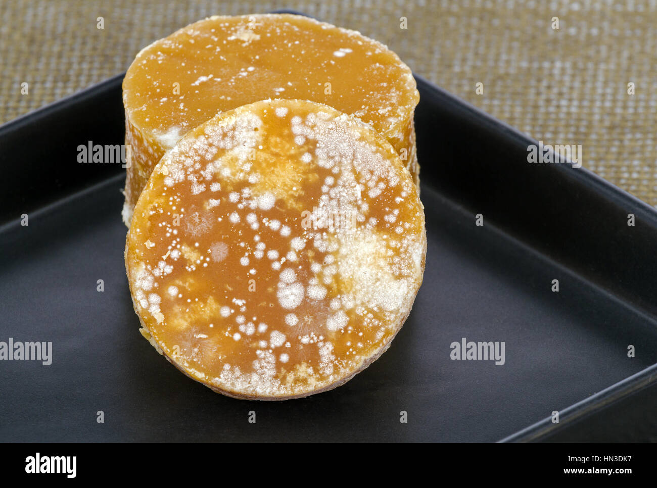 Traditionelle Geschnetzeltes braun Kokos Zucker auf schwarzem Teller Stockfoto