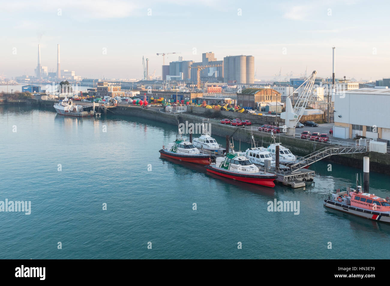 Der Hafen von Le Havre angesehen vom Deck eines ausscheidenden Brittany Ferries Autofähre Stockfoto