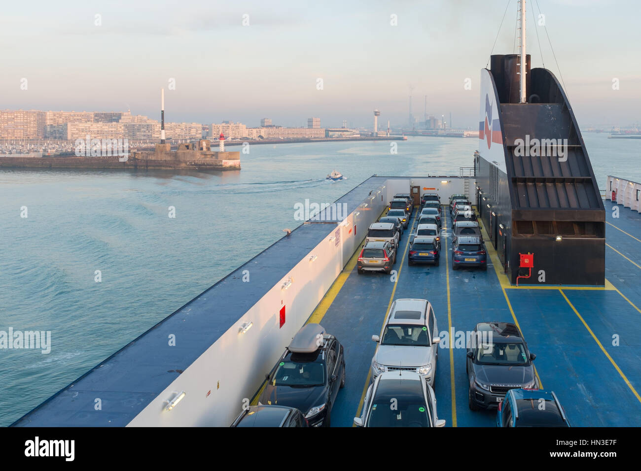 Der Hafen von Le Havre angesehen vom Deck eines ausscheidenden Brittany Ferries Autofähre Stockfoto