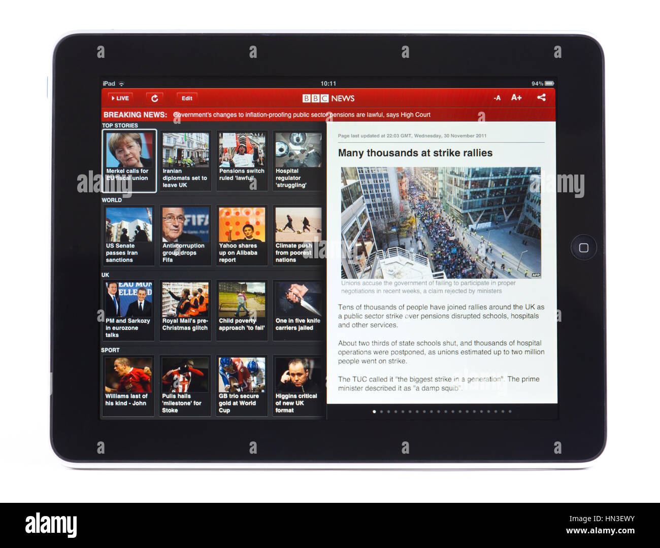 BATH, Großbritannien - 2. Dezember 2011: An Apple iPad die ersten Seite von der BBC-News-App auf einem weißen Hintergrund angezeigt. Die app kann zum Lesen der Stockfoto