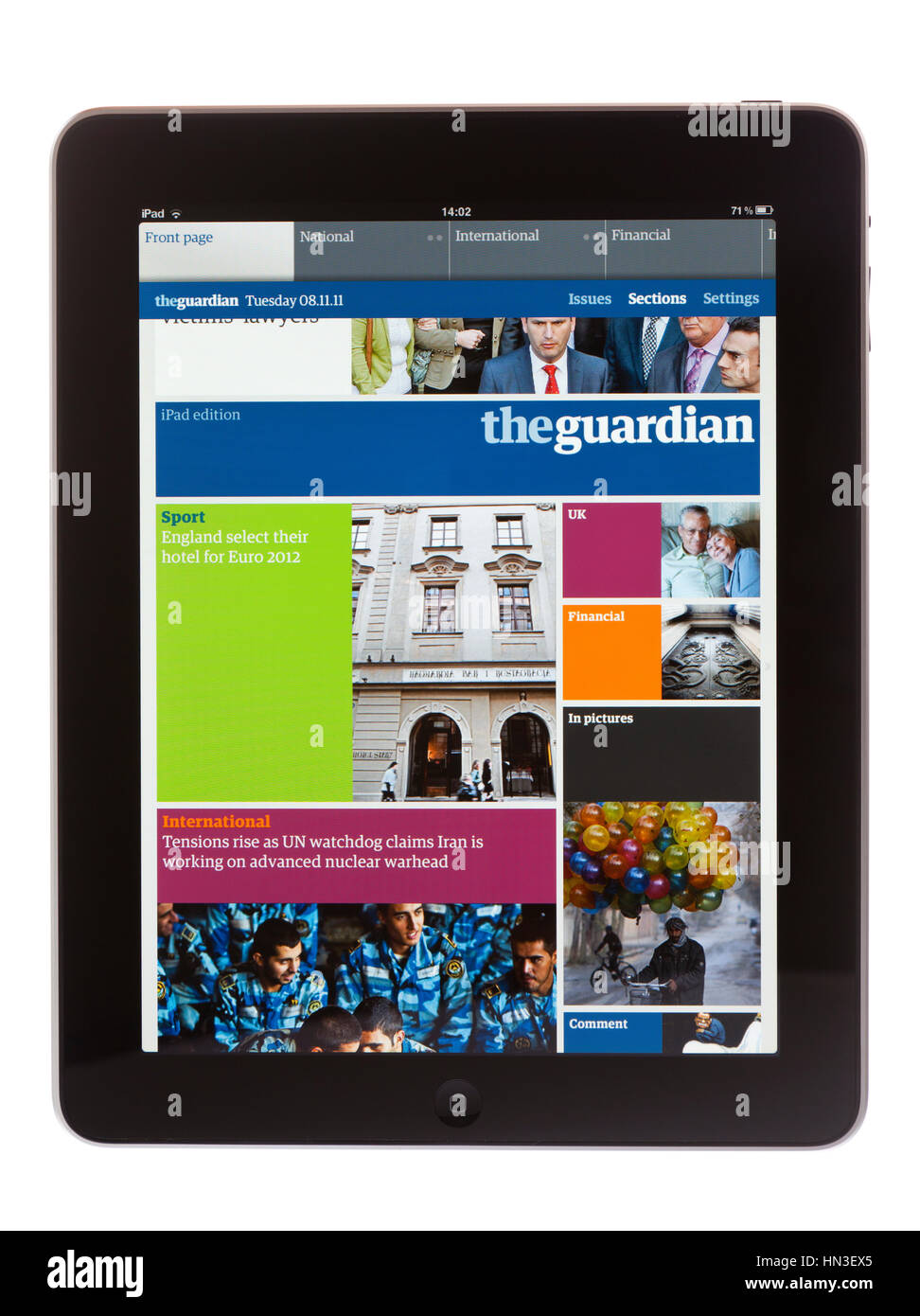 BATH, Großbritannien - 8. November 2011: An Apple iPad iPad-Ausgabe der Zeitung the Guardian vor einem weißen Hintergrund angezeigt. Die Zeitung kann nach unten sein. Stockfoto