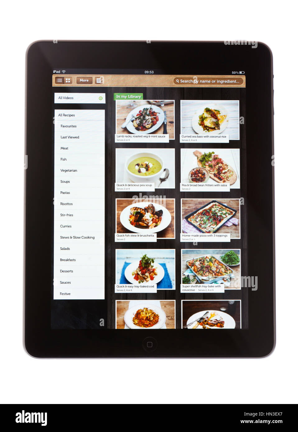 BATH, Großbritannien - 9. November 2011: Ein Apple iPad, vor einem weißen Hintergrund, Anzeige von Jamie Oliver Rezept ca. Illustrated Rezepte nach der britischen che Stockfoto