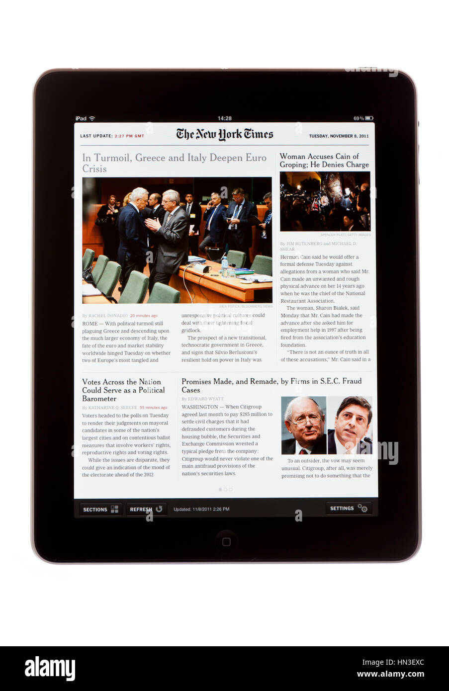BATH, Großbritannien - 8. November 2011: An Apple iPad iPad-Ausgabe von The New York Times Zeitung vor einem weißen Hintergrund angezeigt. Die Zeitung kann b Stockfoto