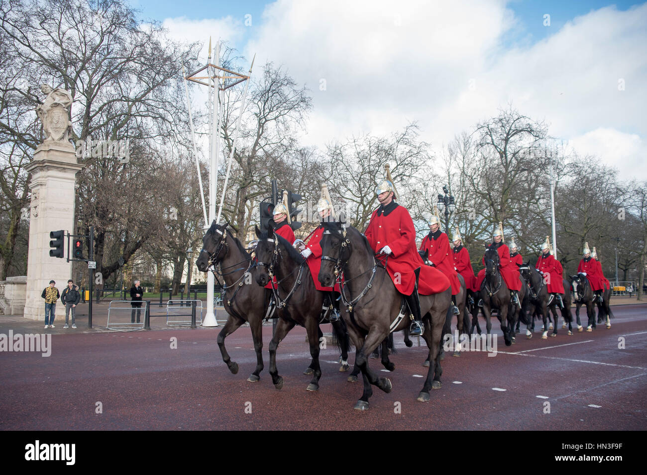 London, UK. 7. Februar 2017. Gesamtansicht des Buckingham Palace, die Londoner Residenz und Verwaltungssitz des regierenden Monarchen des Vereinigten Königreichs. Einige Gärtner bereiten die Blumen vor dem Palast, bereit Fhe Blüte im Frühjahr. Bildnachweis: Alberto Pezzali/Pacific Press/Alamy Live-Nachrichten Stockfoto
